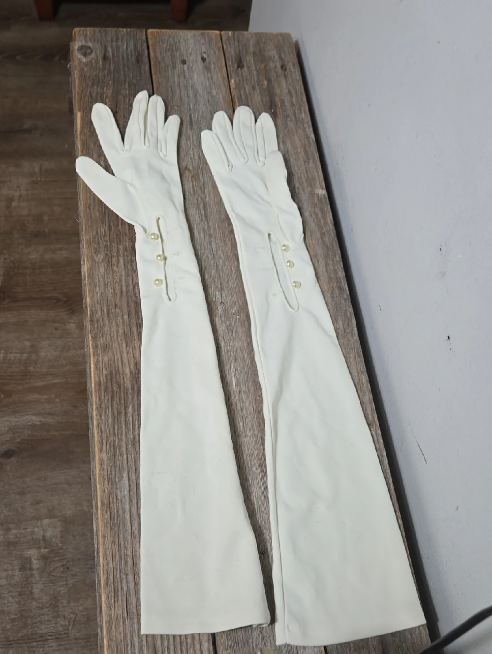 Vintahe Long Ivory Opera Gloves with Pearl Button Detail
